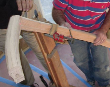 Since the rail conforms to the curb, its position is determined with the help of a plumb laser placed at the joint between the lower handrail and the landing.