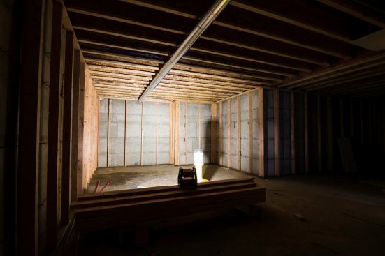 According to Milwaukee, the color of the LED light is a neutral white with a high color rendering, which means the color of the light is more “realistic”. The author maintains that the result is a more comfortable light.