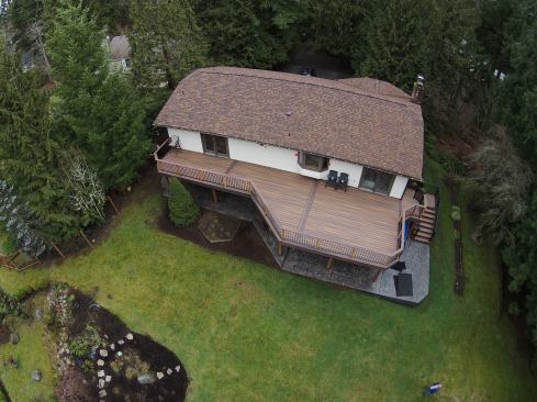 This small home located near Woodinville, Washington feels much larger thanks to its large deck. The Fiberon Horizons decking has a double picture frame design and double divider boards. The metail railing is attached to wood posts, and capped with 5/4 x 6 Fiberon Horizons deck boards.