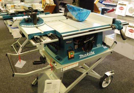 If the color was different, this tischkreissage (table saw) would still look like a Makita—though clearly not the model 2705 we are accustomed to seeing. The saw (
MLT 100) has an unfamiliar switch and a sliding table. The stand is different too, with locking wheels and a crank for raising and lowering the height of the table. The MLT 100 is not available in the U.S.