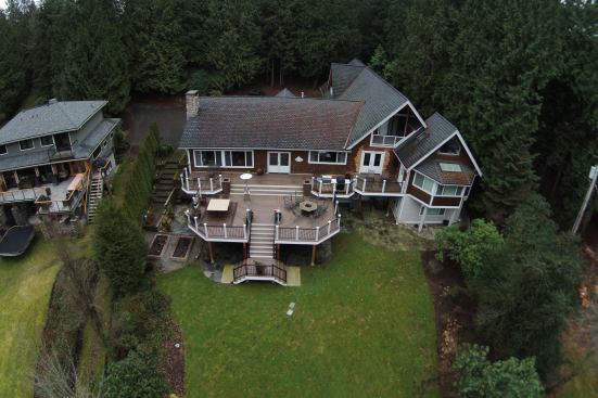 This home is located on Pine Lake, just outside Issaquah, Washington. It has a multi-level deck with Fiberon Horizons decking and a metal/composite combination rail. The deck flows nicely to the backyard with dual steps off the landing.