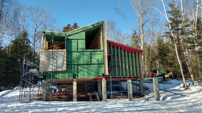 It’s topped with its own shed roof that pitches on two axes, forming ashallow valley with the main roof.