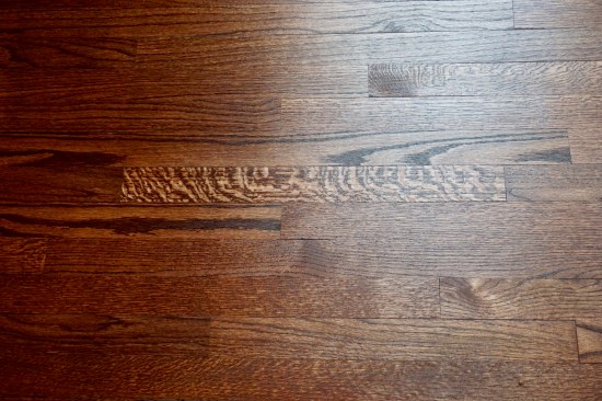 The white pad polishes the floor.