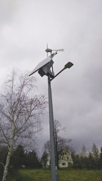 While coal still dominates the power sector in Poland, alternative sources of energy are gaining ground. These "hybrid" lamps powered by both photovoltaics and a wind turbine are used to light streets, parks and bike paths.
