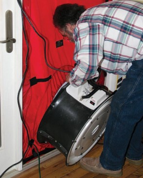 The panel is fitted with a powerful variable-speed fan.