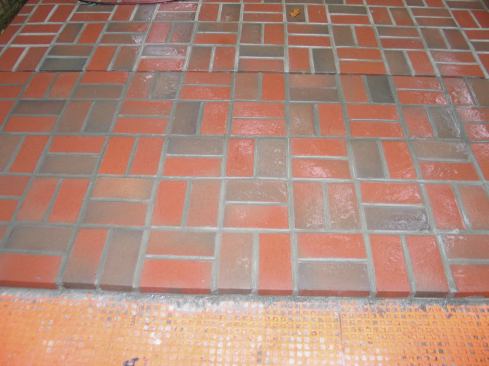 After thoroughly rinsing the surface, the task of cleaning the bricks was complete, and the author was able to move onto the next section. 