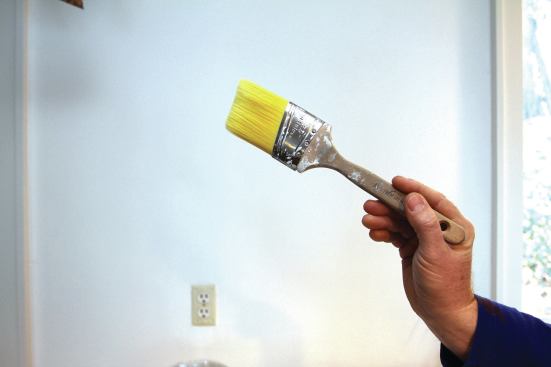 Holding the handle near the end works for laying on a lot of paint.