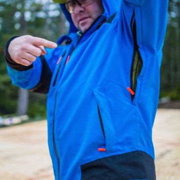 The arm pit areas have a long zipper, which allows you to adjust the level of circulation needed.