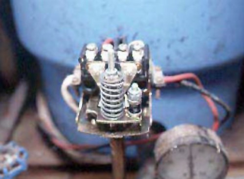 There are two screws on a water tank’s pressure switch. Turning the tall screw clockwise raises both the high and low cut-off pressures; turning the shorter screw clockwise raises only the high cut-off pressure.