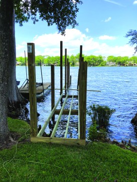 The crew sets a maximum of seven or eight pilings per side, then starts to frame the structure to stabilize them.