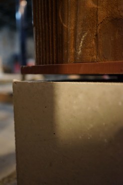 The gap between the top of the pier and the setting plate.