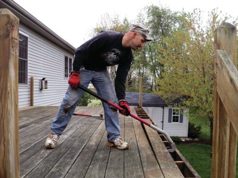 The author’s crew uses several different decking-removal tools, including the Duckbill Deck Wrecker (deckwrecker.com), which has steel jaws designed to straddle single or double 2-by framing. 
