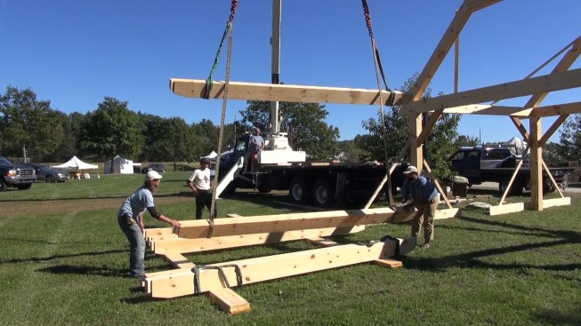 The crew starts lifting purlins for completing the roof frame. For efficiency, they lift two purlins at a time. The company has placed as many as five purlins with one hoist, says Richard Krause.