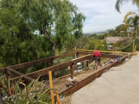 The carrying beams were tied together with perpendicular perimeter beams to reinforce the frame against seismic loads.