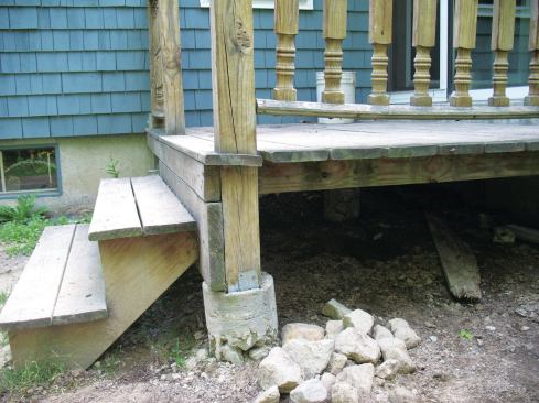 When a pier is angled, deck loads are transferred to the pier’s side rather than its bottom, which can cause it to sink. Also note the voids—a result of too many large rocks in the concrete mix—that have weakened this pier.