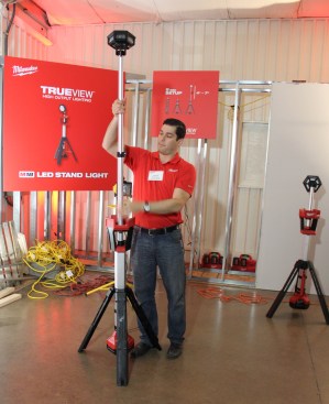 The mast telescopes to a height of 7 feet high. In this shot the head is pointed straight up so the light is bouncing off the ceiling.