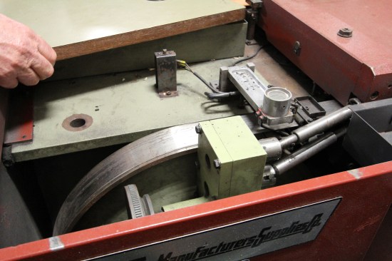 The bandsaw-like blade in the splitter has no teeth and is kept razor sharp by a built-in grinder. It's so sharp that they purposely dull it before removing it to make it safe enough to handle.