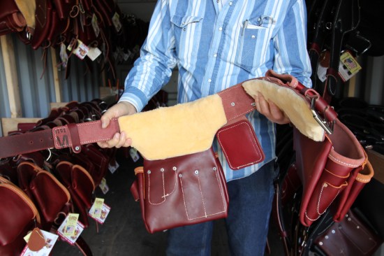 The back of this Buscadero model is covered in fleece to prevent chafing, a detail adapted from horseback riding by the saddle maker who produced the earliest Occidental tool belts.