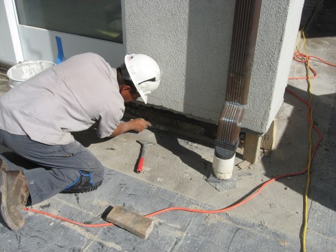 Before applying the coating, workers first made a fillet of flexible caulking at the joint to ease the corner and relieve strain.