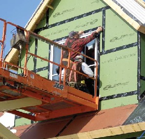 With the seams taped, Zip System sheathing provides a waterresistant air barrier under the siding.