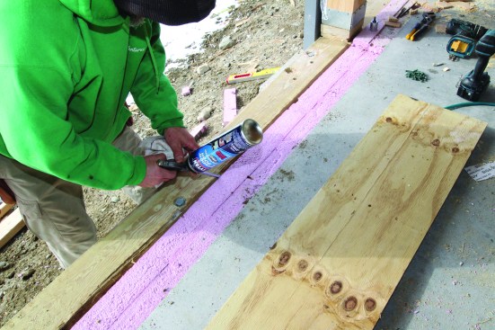 The gap between the insulation and the concrete stem wall was filled with one-component expanding foam.