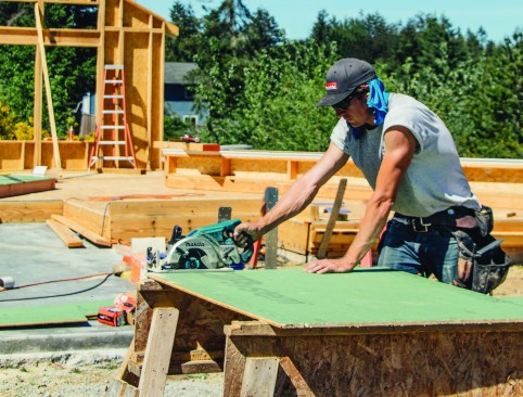 Rear handle means more reach. Like other rearhandle in-line saws, this cordless version allows for great reach while pushing through a cut. Because there’s no cord to nick, it also means a safer and more productive jobsite.