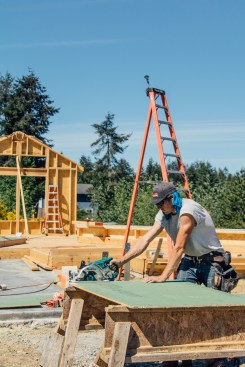 Rear handle means more reach. Like other rear-handle in-line saws, this cordless version allows for great reach while pushing through the cut. Because there’s no cord to nick, it also means a safer and more productive jobsite.