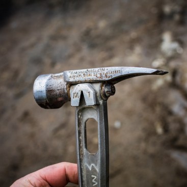 The M1 handle features a side nail puller, like the TiBone. Because it is attached to the handle, it is independent of the replaceable heads and so is always there no matter the head configuration you use. 