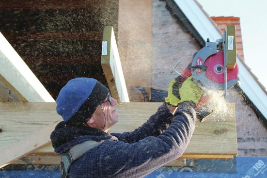 The saw proved to be ideal for small jobs and quick cuts, and it handled every cut that an equivalent corded sidewinder can.