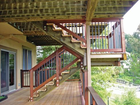 The deck’s posts and rails were made from ipe and fitted with square aluminum balusters. 
