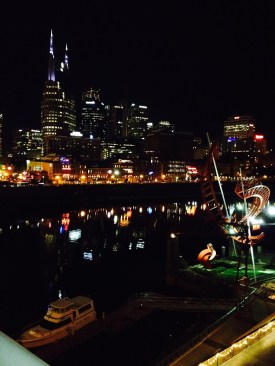 Nashville contains an eclectic mix of new skyscrapers and older buildings, where the night life is concentrated.