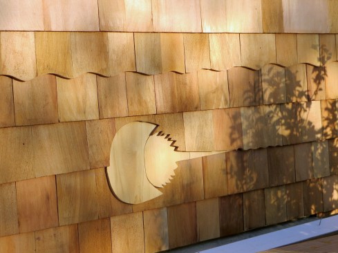 Course Correction When the courses for the horseshoe crab turned out to be larger than the courses on the adjacent walls, an undulating "water line" was put in to disguise the adjustment that brought the exposure into alignment.