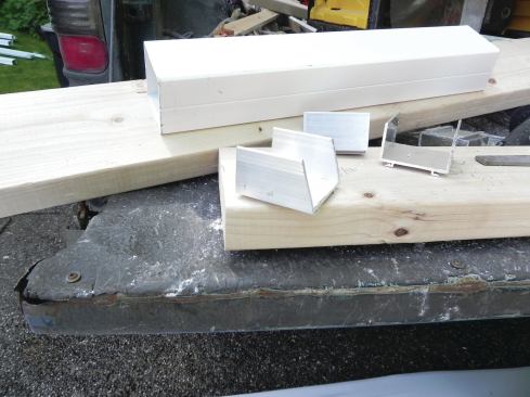 The post-top shoe is at the far right in the photo.