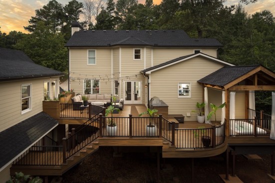 2018 National Deck Competition People's Choice Award winner, by Jason Alloway of New Castle Building of Roswell, Georgia.