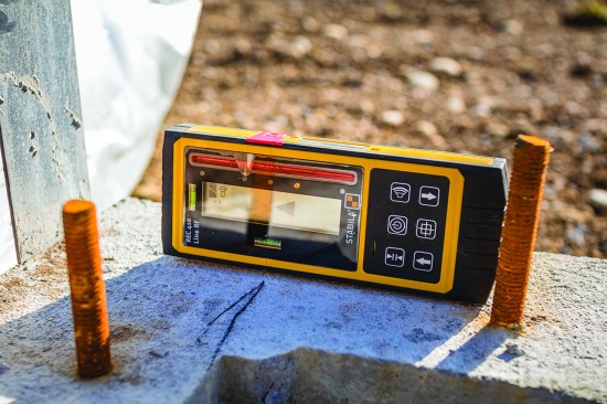 A smart receiver and many lines. The REC410 Line RF receiver communicates with the LA180L via radio frequency to auto-align it for square. A groove below the level vial shows the marking position.