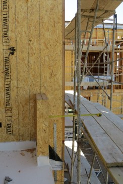 The back of the work platform requires railings, but the front side remains open to allow access to the work. However, the side next to the building must be kept within a specified maximum distance of the wall, which can pose a problem at pop-outs.