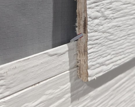 Diamond Kote panels feature an angled spline let into the back of the plank that simplifies installation and increases the siding’s resistance to wind uplift. A small kerf along the top of each panel (right) identifies the exact nail placement.