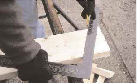To make a double-cheek cut on a hip, the author lays out a plumb cut with a framing square. He marks both sides of the 1 1/2-inch tongue on the square.