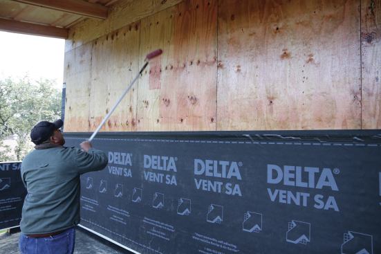The sheathing must be primed before Delta-Vent SA is installed. 
