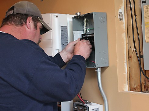 Ritz installs a 30-amp breaker, which acts as the main disconnect for the backed-up load center. This subpanel houses the critical circuits, such as the refrigerator, key lighting, receptacles, and network communication hub. 