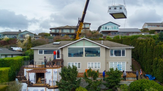 Here the spa is being lowered into position with the help of a 90-ton crane. The upper deck was fitted with an underdeck drainage system beneath to provide dry storage for covers, cushions, and deck furniture.