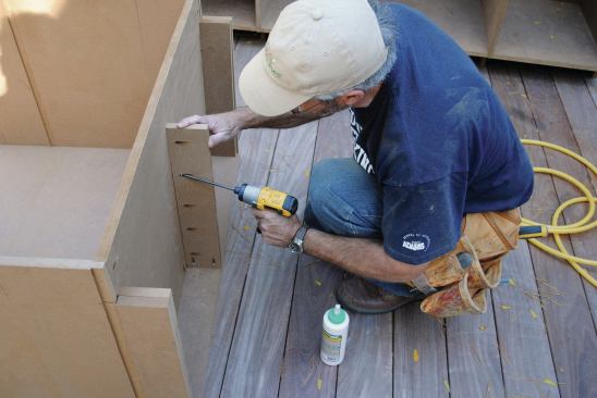 The manufacturer specified that the grill cabinet hold at least 300 pounds, so I added a vertical divider in the center of the cabinet in the toe space and glued and screwed extra cleats to the cabinet side pieces.