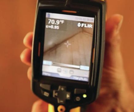 After running the blower door for a few minutes, putting the building in "dynamic conditions", Kahabka looks again with the thermal imager and sees some serious degradation of the insulation due to air leaks.