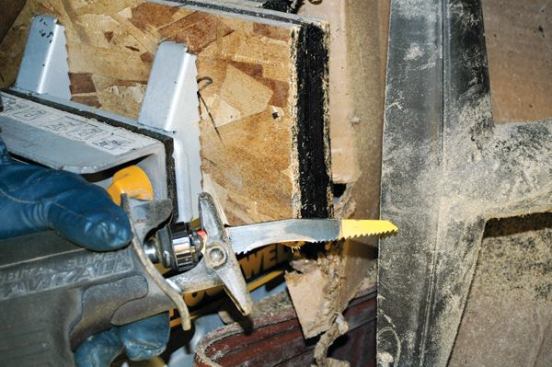 The author tested for resistance to abrasion by sawing through shingles sandwiched between pieces of OSB (top). As was typical of the bimetal blades tested, the teeth at the center of this model (shown above after 22 cuts) were completely worn away. Only the carbide-tooth blades survived for long in shingles.