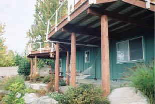 Figure 5. Large-diameter posts, or even tree trunks, make for a distinctly rustic appearance. Photo by: Kim Katwijk