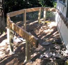 Figure 2. Notched posts supporting beams are a familiar detail throughout the country, but the solid 4x10 beams used here aren't often seen in eastern states. The posts and beams differ in color because they were treated with different preservatives.