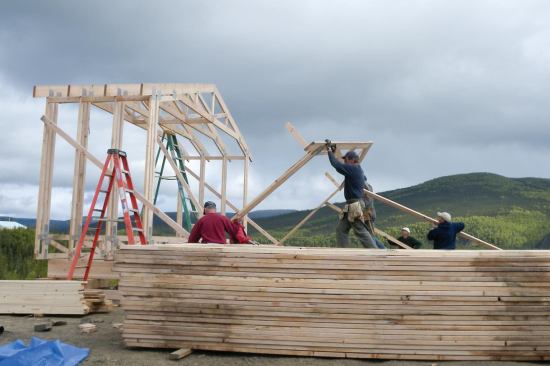 Thanks to the one-size-fits-all truss design, homes of different sizes varied mostly in length and interior floor plan. The simple foundations consist of two parallel glulam beams fastened to pressure-treated timber cribbing on pads of native river gravel.