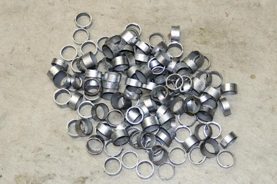 The included XC battery provides an impressive amount of runtime. The author was able to make about 130 cuts per charge in 3/4-inch EMT and 33 cuts in 5/8-inch rebar.