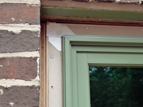 Corner flashing provided by the manufacturer joins the nail flanges at the corners.