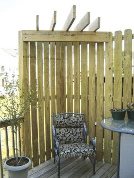 A wall with alternating slats creates a screen that lets the breeze pass through.